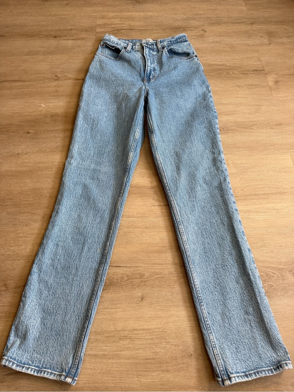 Abercrombie and Fitch Women's The 90's Straight Ultra High Rise Jeans Light 2L